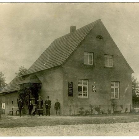 Schwarz-weiß Fotografie des Familienhauses