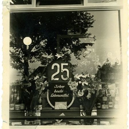 Schaufenster aus dem Jahr 1949 | Schwarz-weiß Foto
